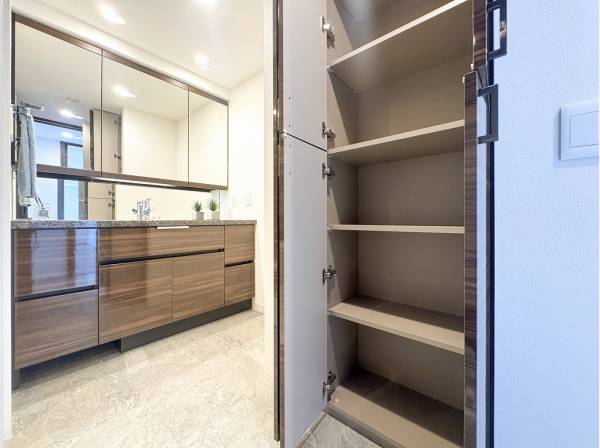 ラグジュアリーなパウダールームは収納も豊富