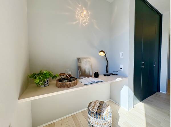 ちょっとしたカウンターは読書やワークスペースに