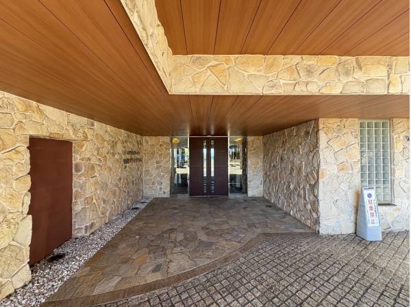 エントランスはリゾート感があります