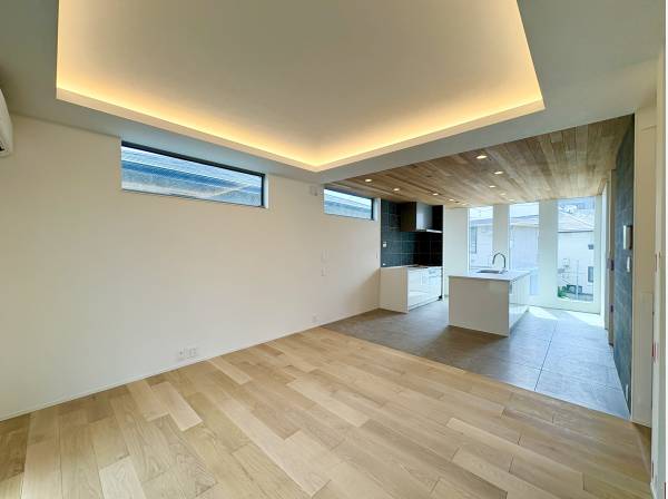 天井が折り上げ天井となっており、間接照明が彩るオシャレな空間！