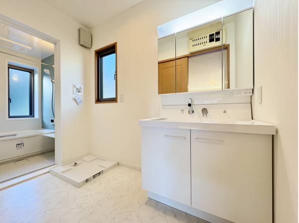 2階パウダールームとバスルーム