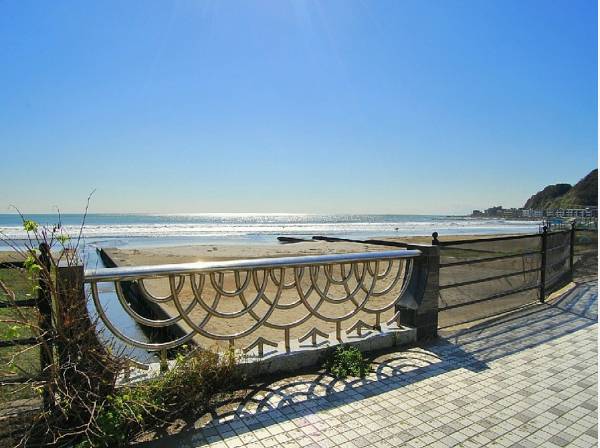 海岸までは徒歩4分（約240m）