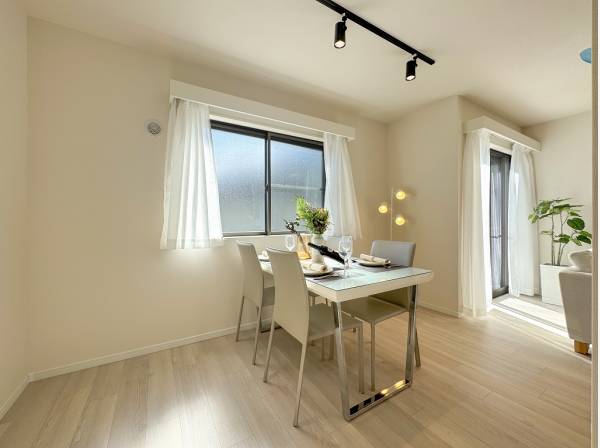 ナチュラルウッドな質感が落ち着く室内