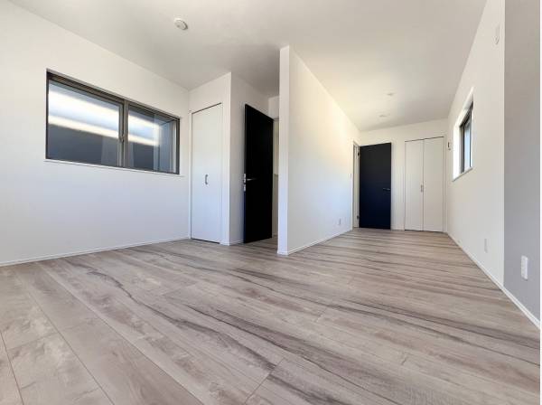 間仕切りなどで分割使用も叶いそうな約11帖のお部屋