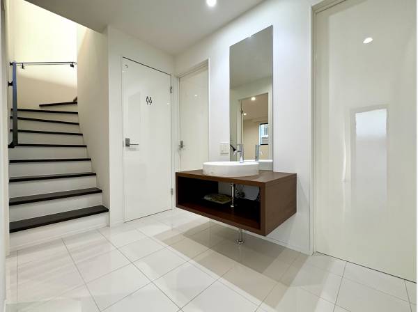 1階エントランスにも手洗いカウンターを完備