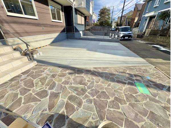 角地なので、駐車が苦手な方でも安心して運転できます。