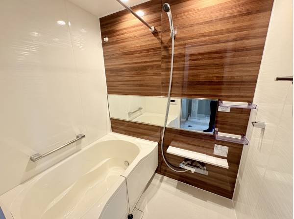 木目基調のバスパネルで落ち着きのあるバスタイムに