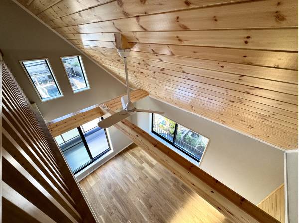 板張りの天井にファンが似合います