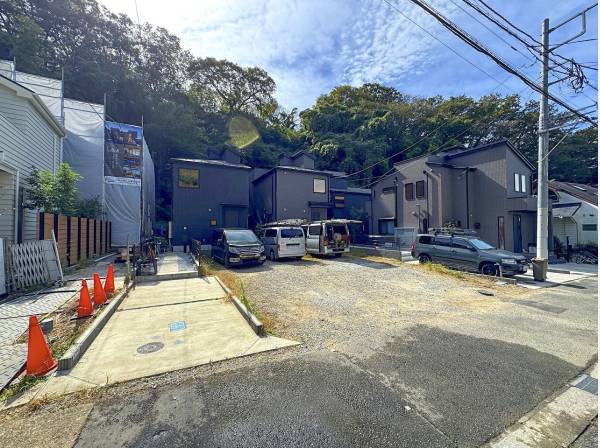 東側は奥の家の通路で空地。