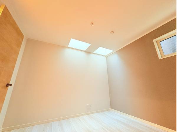 天窓からの柔らかな光と落ち着いたアクセントクロスが素敵なお部屋