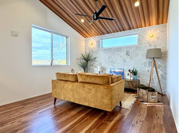 リビングには石張りを採用