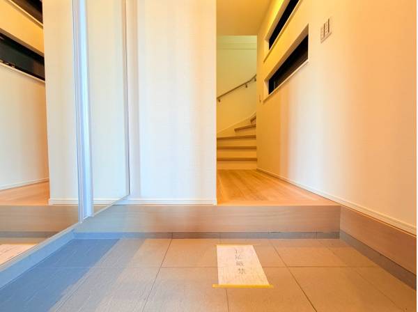 エントランスには嬉しい全身鏡がございます！