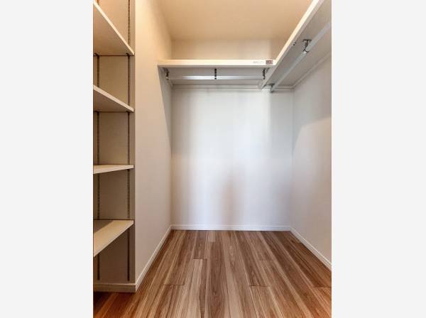 一部に可動棚が設けられた奥行きのあるWIC