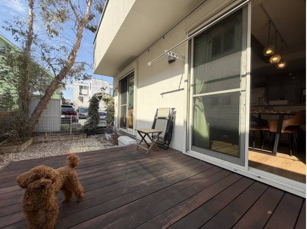 ウッドデッキが嬉しい広々お庭です♪わんちゃんも嬉しいお庭です♪