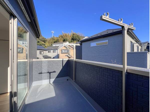 遠くの山々の彩りが心地よい陽当たりの良いバルコニー