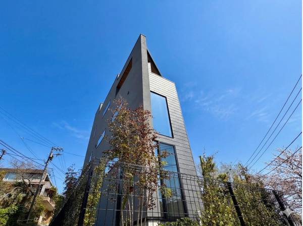 どこからみても普通の住居とは思えないようなデザイン住宅！