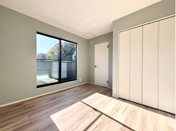 陽当たり良好で収納豊富な洋室