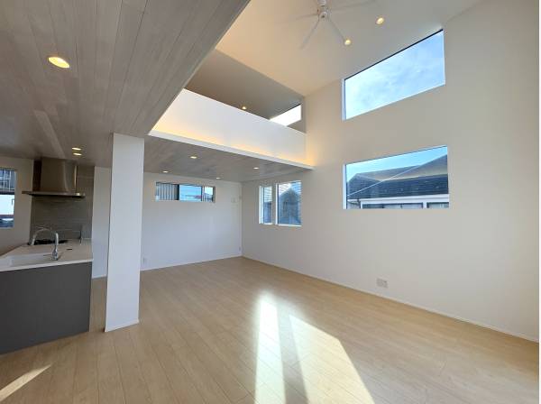 開放感溢れる吹抜リビングには家族が自然と集まりそう