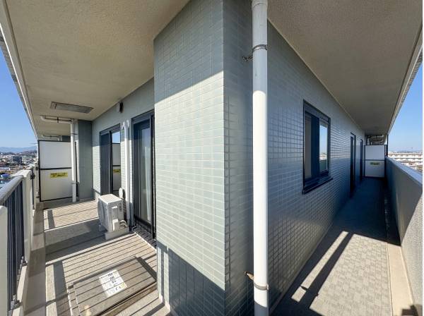 全室に跨るワイドなL字バルコニー