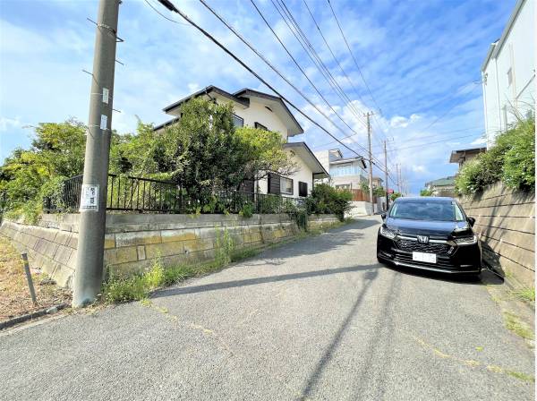 前面道路もゆったりとした広さ。