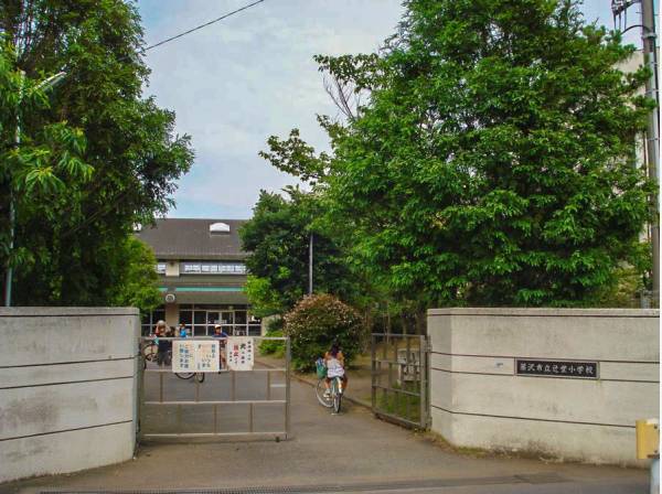 辻堂小学校まで徒歩5分（約400ｍ）