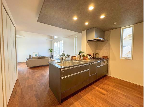 キッチン周りの空間。ここに立つ人も孤立しないのが対面式の良さですね。