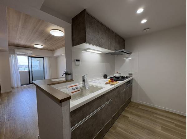 家族の顔が見える対面式キッチン