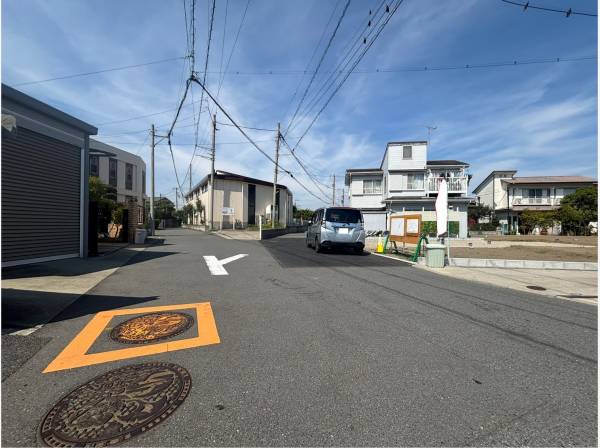前面道路も広々としています