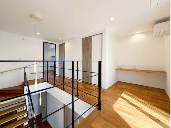 スチールの手すりが美しく、細部へのこだわりを感じさせます