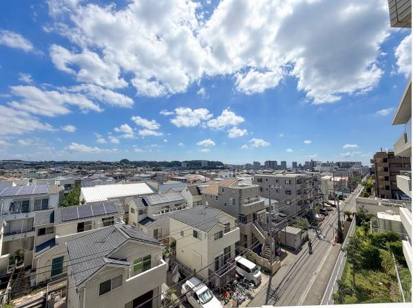遮る建物のない開放的な眺望が広がります