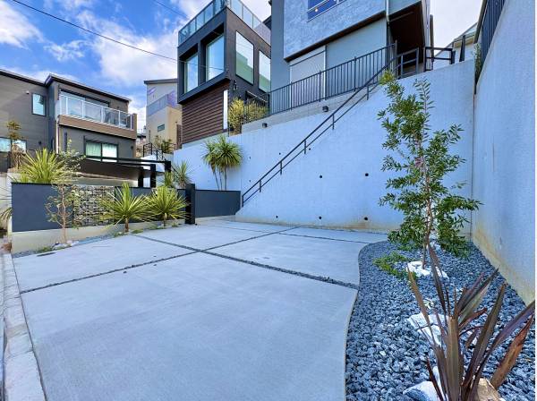 低層の住宅を中心とした街並みが続き周辺には高い建物が建っておりません。