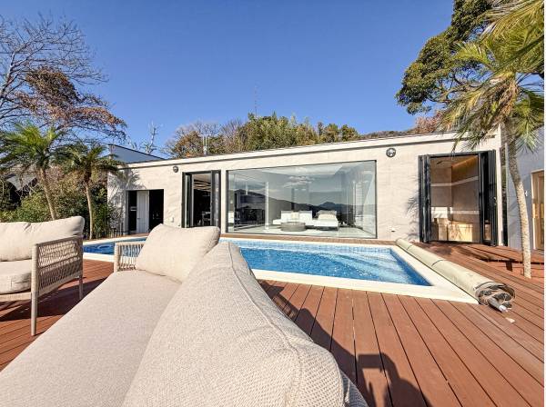 海側で日当たりの良いウッドデッキテラス。プライベートプールもございます