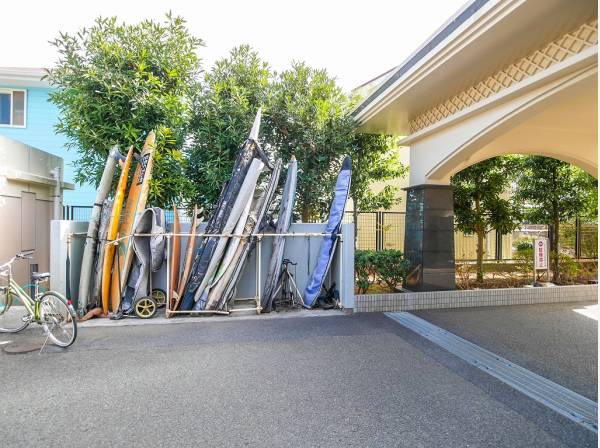 共有部にはサーフボード置場も完備されています