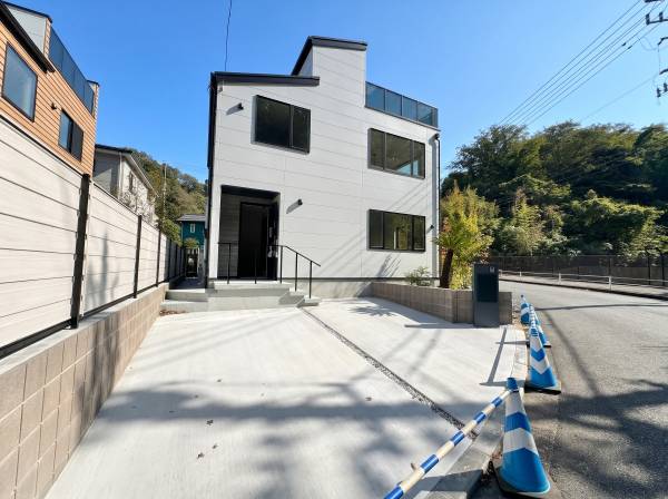 前面道路約9.5m！並列2台駐車可能で出し入れラクラクな新築住宅