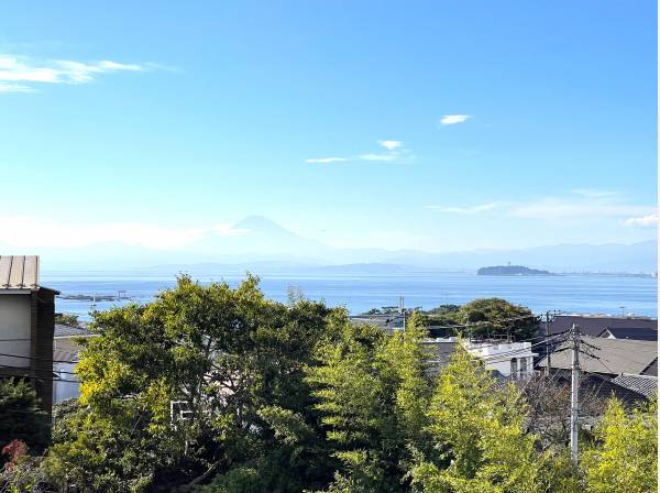 海・富士山・江ノ島を望む。まるで湘南を象徴する景色。