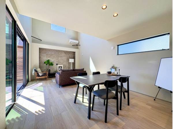 三方の窓に囲まれた陽の光満ちるリビングダイニング