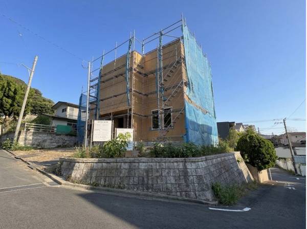 三方角地で開放感があり居心地の良い空間が広がっています。