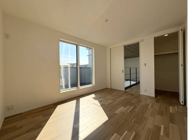 メインベッドは１０帖近いゆとりある広さ