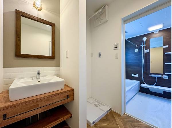 リゾート感漂う造作の洗面化粧台