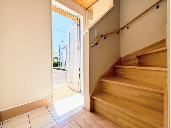 明るい玄関スペース