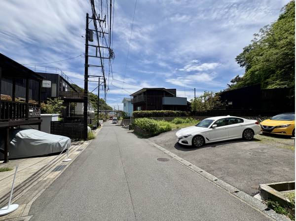 前面道路もゆとりある広さで雰囲気の良い土地です。
