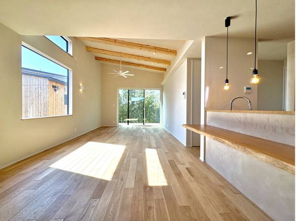 リビングから鎌倉の美しい緑を眺める