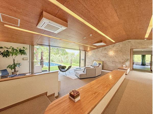 視界の広がる開放感に満ちたコミュニケーションスペース