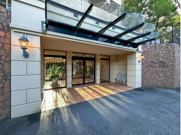 別荘のような重厚感のあるエントランス