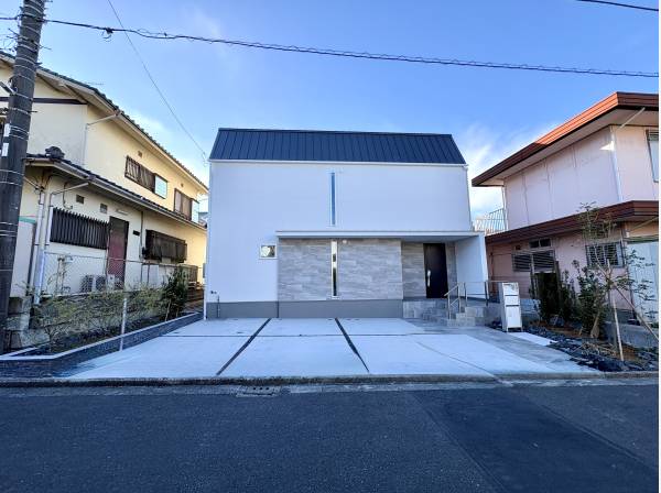 来客時も安心な３台分確保された駐車スペース