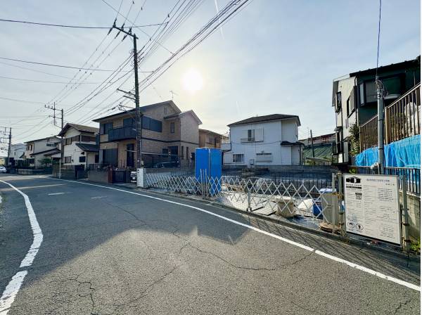 前面道路も広く、落ち着きのある環境です！