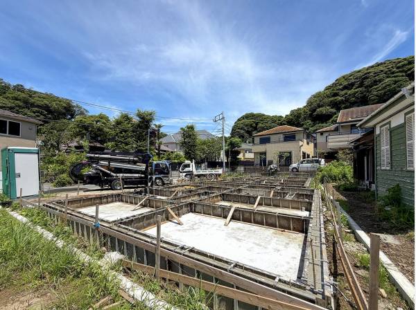 周りの緑に溶け込む温もりのウッドハウス