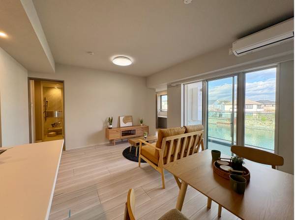 明るく開放的なリビング