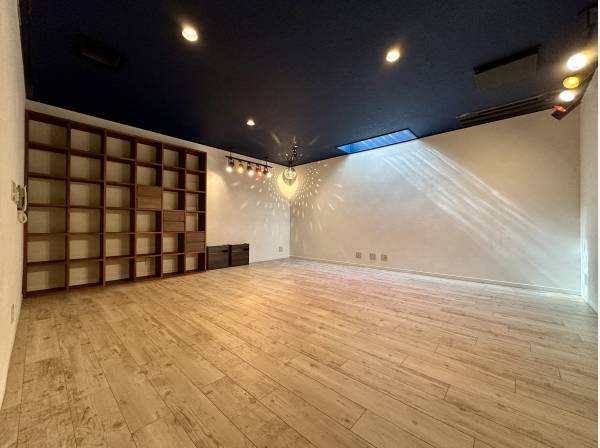 約15帖の防音室/大音量で映画を見たり、趣味のギター等お楽しみください