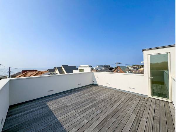 お天気の良い日は富士山も望めるオーシャンビュールーフバルコニー